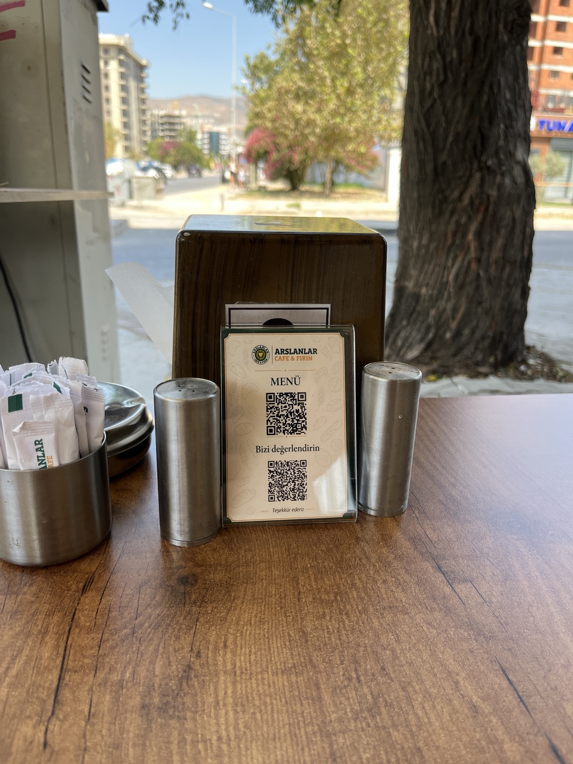 Arslanlar Cafe & Fırın masa üzerinde NFC menü ve yorum standı