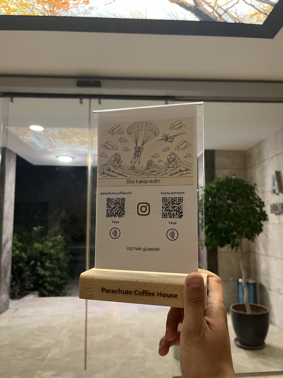 Parachute Coffee House için özel tasarım NFC standı