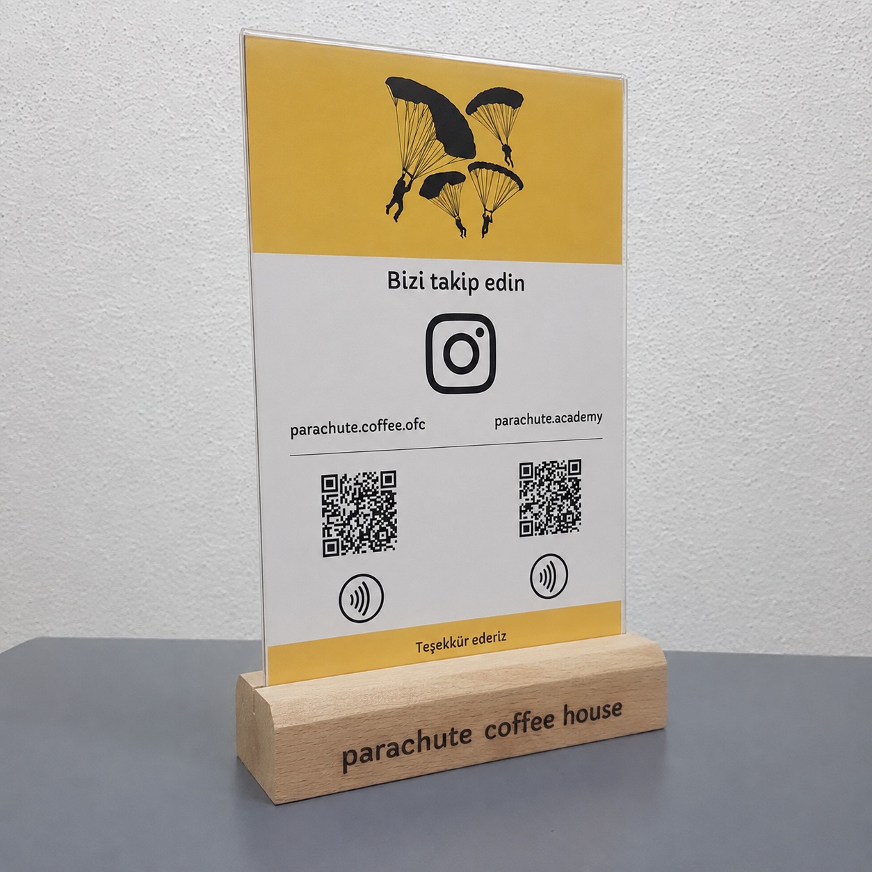 Parachute Coffee House için özel tasarım NFC standı