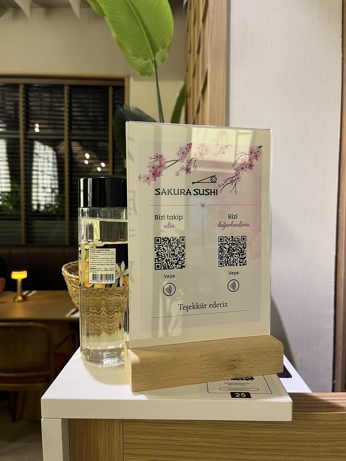 Sakura Sushi için markaya özel NFC stand tasarımı